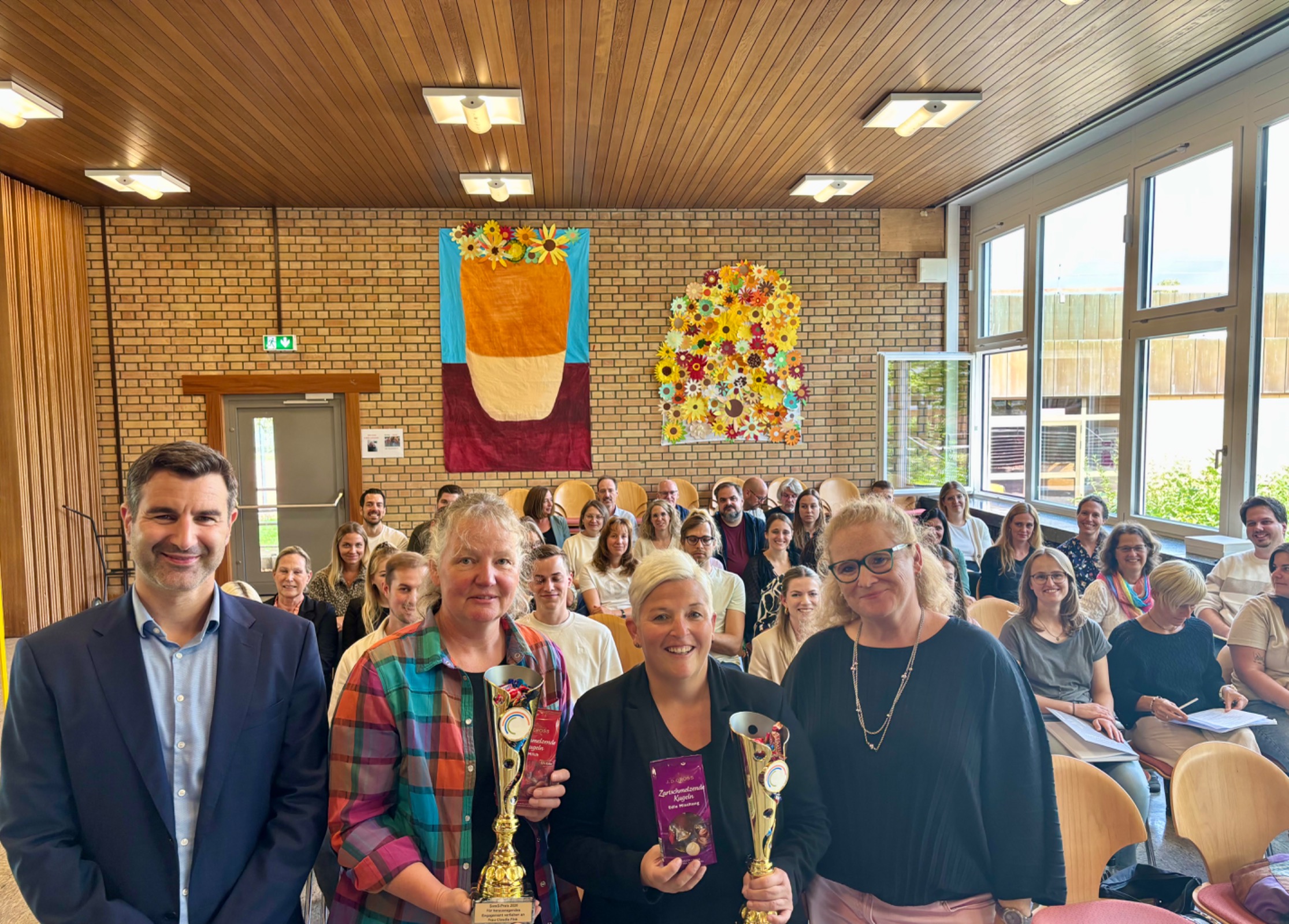 SamS-Preis 2024/25 – Übergabe der Auszeichnung mit Preisträgerinnen und Publikum